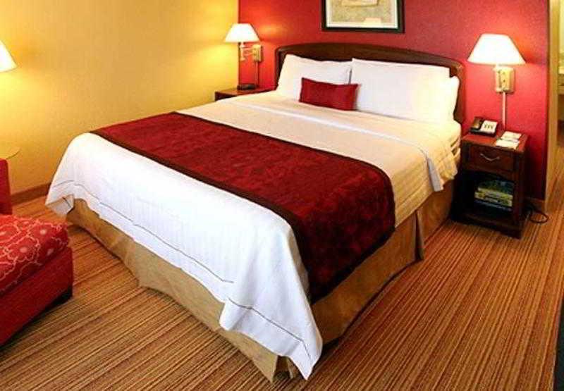 מלון Courtyard By Marriott רוק היל חדר תמונה